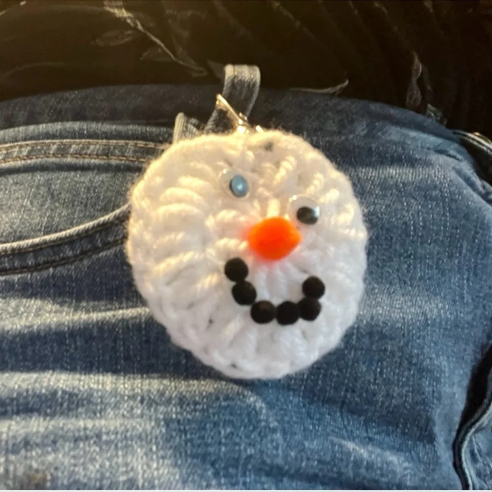 New 10 PC Set Christmas Holiday Winter Snowman Pin Clasp Bookbag Keychain Charm